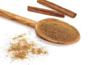 Tarçın Kabuğu ve Tozu, Tarçın Zeylanicum Beyaz Arkaplan 'a karşı 