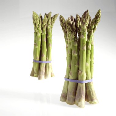 Yeşil kuşkonmaz, kuşkonmaz resmi olarak Beyaz Arkaplan 'a karşı 