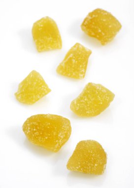 Kristalize edilmiş Ginger, Beyaz Arkaplan 'a karşı çingene ayini  