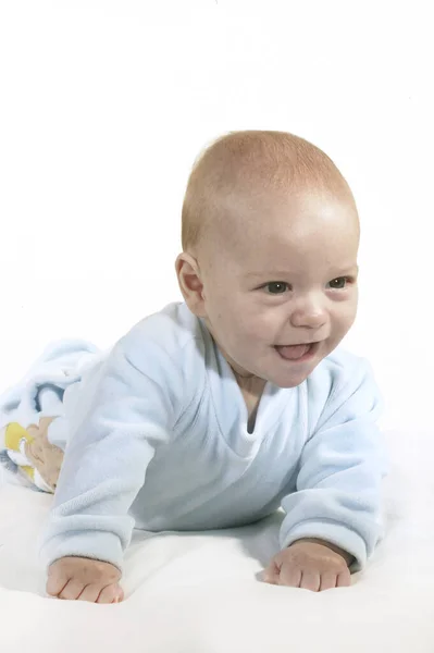 Hymyilevä Vauva Poika Pyjamassa Valkoista Taustaa Vasten — kuvapankkivalokuva