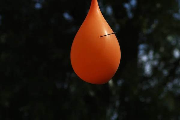 Balão Laranja Cheio Água Quebra Tiro — Fotografia de Stock