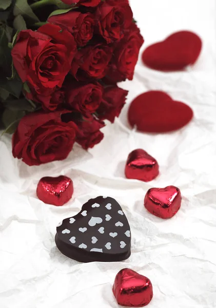 Schokoladenherz Und Rote Rosen Geschenk Zum Valentinstag — Stockfoto