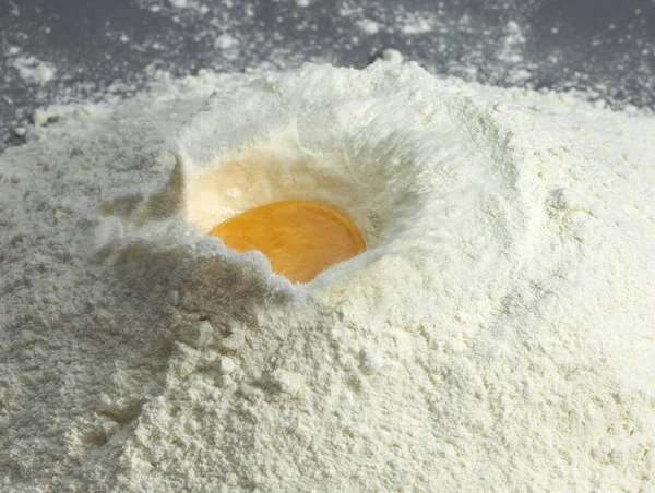 小麦面粉和鸡蛋 蛋糕配方的配料 — 图库照片