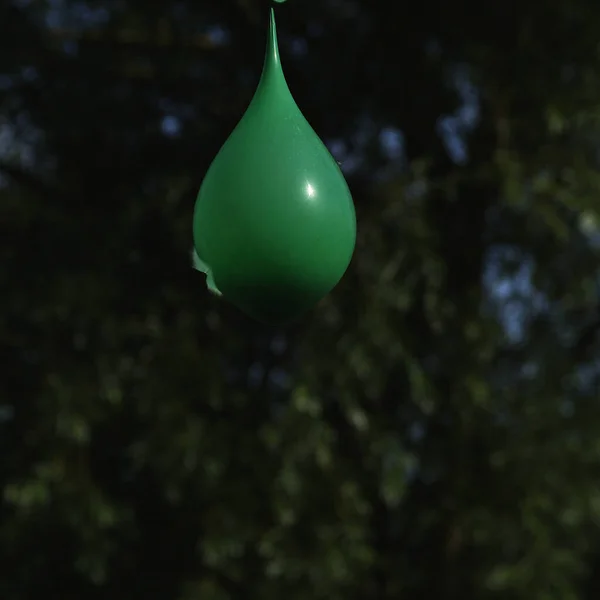 Balão Verde Cheio Água Arrebentada — Fotografia de Stock