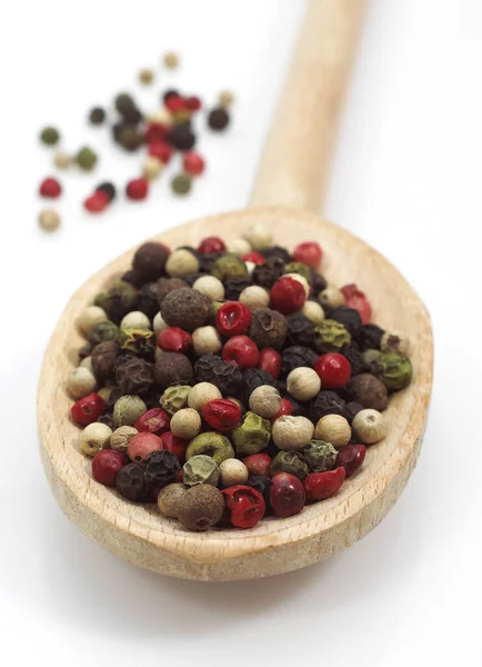 Cinco Peppercorns Nigrum Peper Contra Fundo Branco — Fotografia de Stock