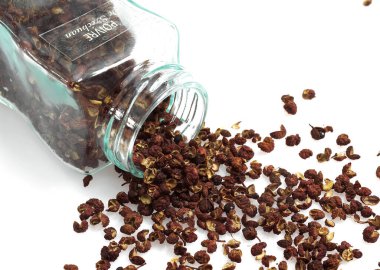 Çekosuan ya da Sichuan Pepper, zanthoxylum simulanlara karşı Beyaz Arkaplan  