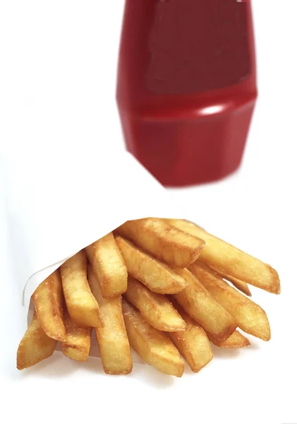 Pommes Frites Med Tomatsås Mot Vit Bakgrund — Stockfoto