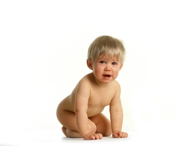 白い背景に泣いている赤ちゃんの女の子 — ストック写真