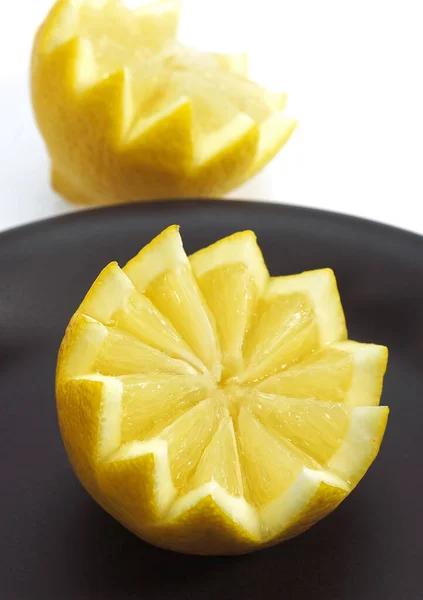 Teller Mit Gelber Zitrone Zitruslimonum — Stockfoto