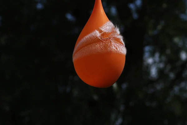 Disparo Rompiendo Globo Lleno Agua Naranja —  Fotos de Stock