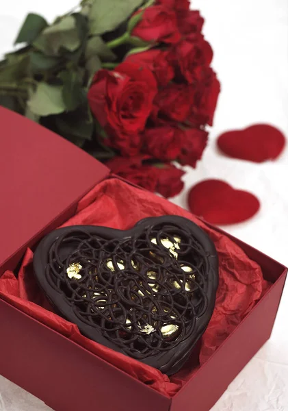 Schokoladenherz Und Rote Rosen Geschenk Zum Valentinstag — Stockfoto