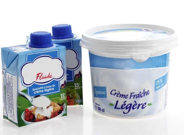 Lichte Frisse Crème Tegen Witte Achtergrond — Stockfoto