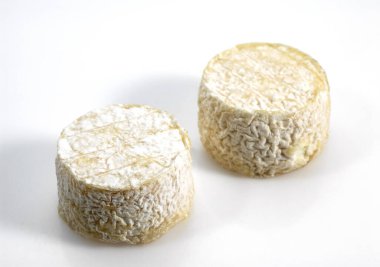 Fransız Crottin Keçi Peyniri Beyaz Arkaplan 'a karşı  