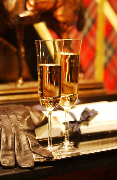 Copas Champagne Con Guante Cuero —  Fotos de Stock