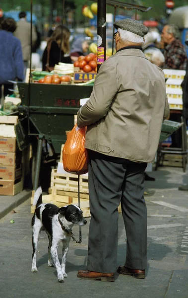 Uomo Anziano Mercato Con Suo Cane — Foto Stock