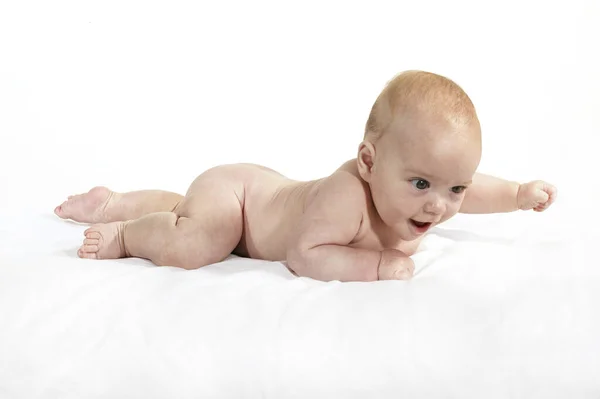 ヌード赤ちゃん白い背景に座って — ストック写真