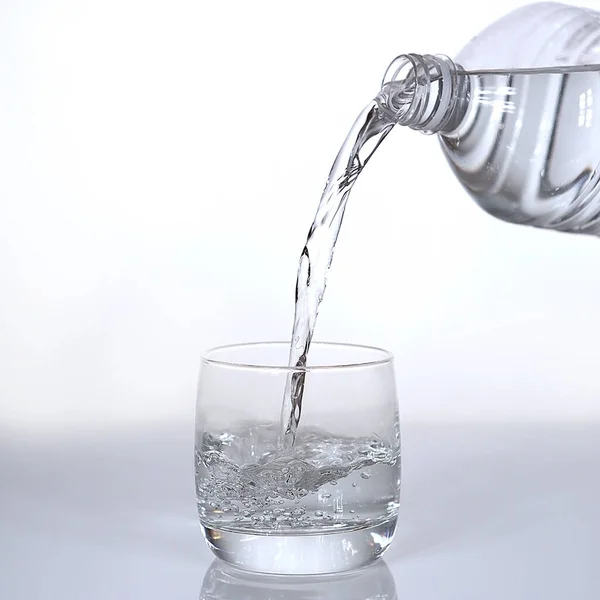 Wasser Wird Vor Weißem Hintergrund Glas Gegossen — Stockfoto