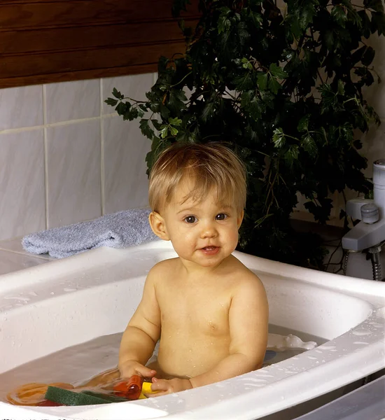 Jovencita Tomando Baño Jugando — Foto de Stock