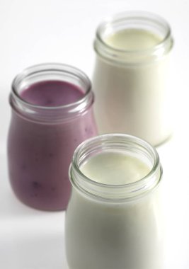 Beyaz arka plana karşı yoğurt 