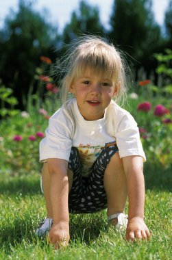 Çimlerin üzerinde bir kız  