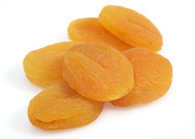 Kurutulmuş kayısılar, beyaz arka plana karşı ermeniaka.  