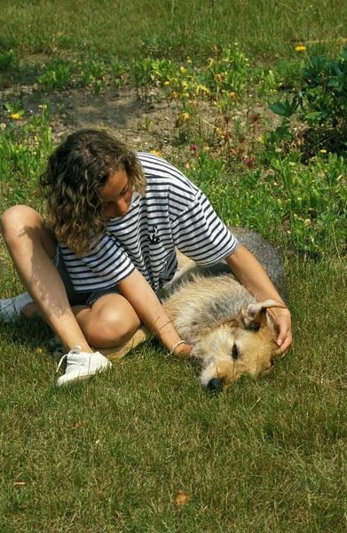 Menina Com Seu Cão — Fotografia de Stock