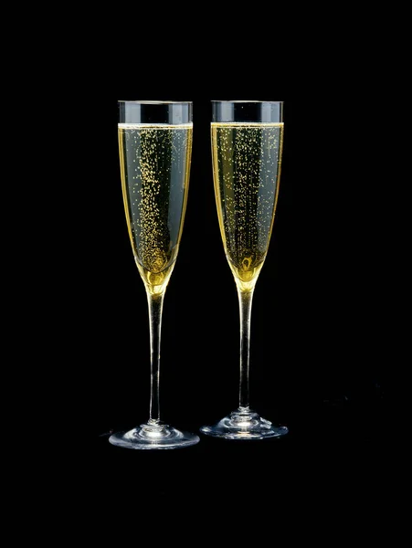 Kara Arkaplan Karşı Şampanya Kadehleri — Stok fotoğraf