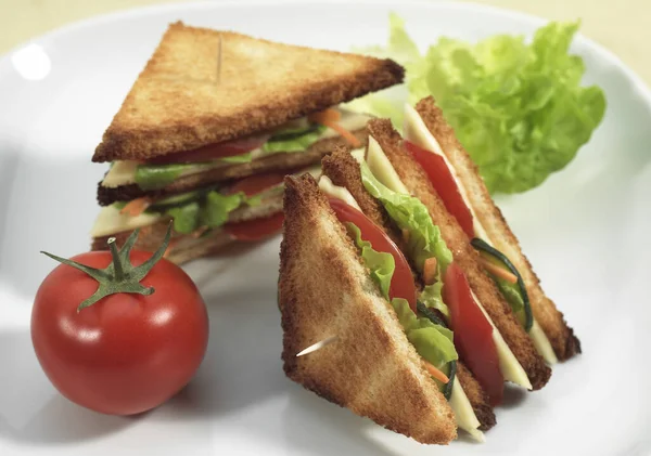 Snabbmat Club Sandwich Med Sallad Och Tomat — Stockfoto