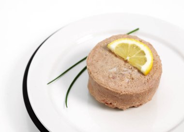 Konserve ton balıklı tabak.   