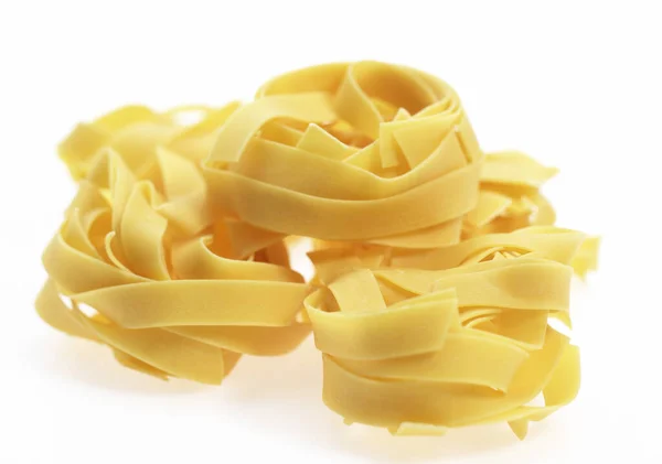 Tagliatelle Pasta Vor Weißem Hintergrund — Stockfoto