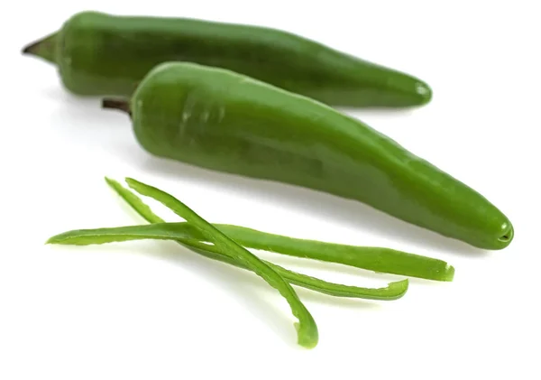 Grön Chili Peppar Capsicum Annuum Mot Vit Bakgrund — Stockfoto