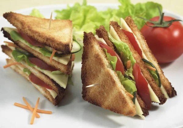 Alimenti Veloci Club Sandwich Con Insalata Pomodoro — Foto Stock