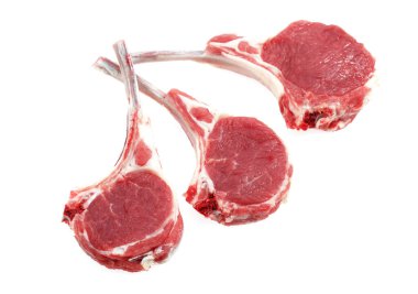 Beyaz Arkaplana Karşı Taze Kuzu Pirzolası  