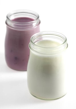 Beyaz Arkaplan 'a karşı bir kap yoğurt  