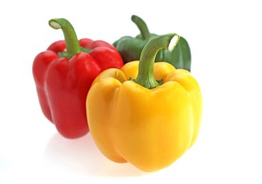 Tatlı Kırmızı, Yeşil ve Sarı Biber, Beyaz Arkaplan 'a karşı yıllık biber  