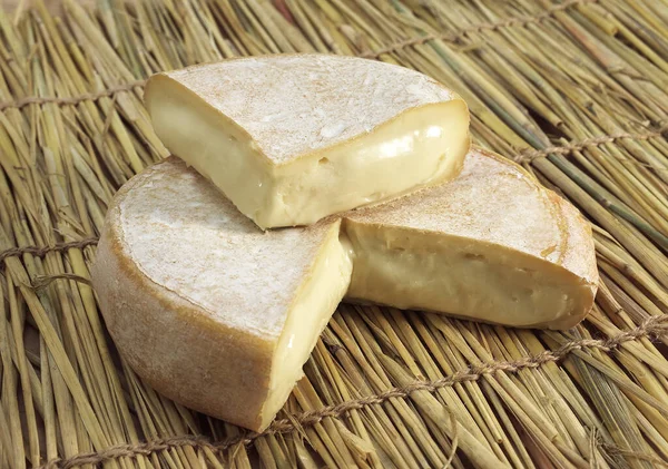 Reblochon Formaggio Montagna Francese Prodotto Con Latte Vaccino — Foto Stock