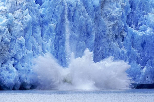 Kousek Ledovce Padající Koncept Nebo Globální Oteplování Aljaška — Stock fotografie