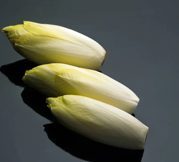 Chicory Cichorium Endivia Αντίθεση Μαύρο Φόντο — Φωτογραφία Αρχείου