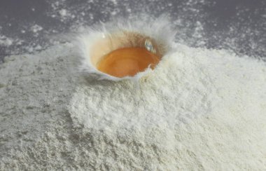 Buğday unu ve yumurta, kek tarifi. 