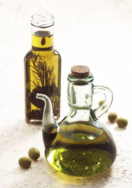 Bir şişe zeytinyağı.  