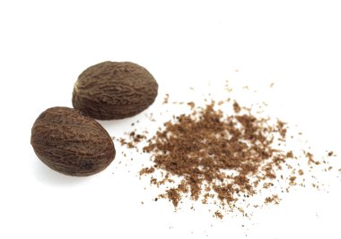 Nutmeg, Myristica parfümleri, Fruit and Powder Beyaz Arkaplan 'a karşı  