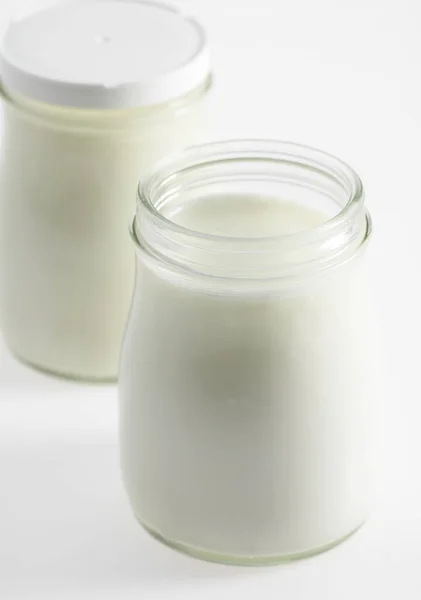 Iogurte Contra Fundo Branco — Fotografia de Stock
