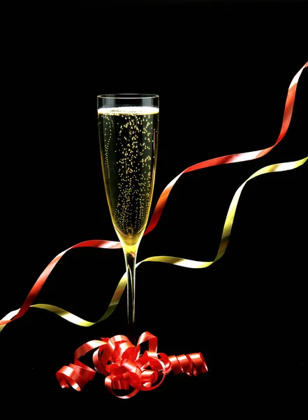 Bir Bardak Şampanya Renkli Bir Arka Plan — Stok fotoğraf