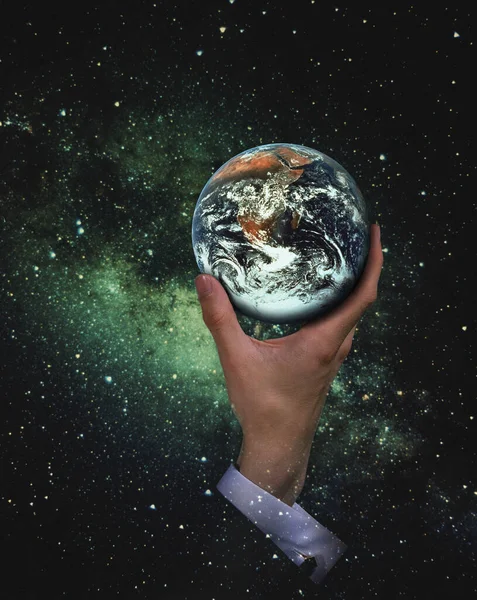 Die Hand Des Menschen Bei Der Hand Der Erde — Stockfoto