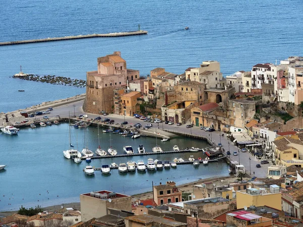 Castellammare Del Golfo视图 与意大利西西里Trapani省的Arab Norman Castell一起 — 图库照片