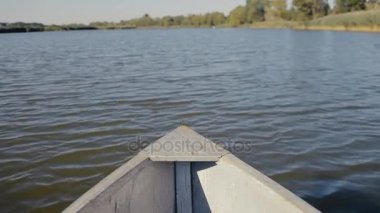 İlk kişi görünümü üzerinde ahşap balıkçı teknesi