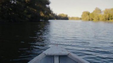 İlk kişi görünümü üzerinde ahşap balıkçı teknesi