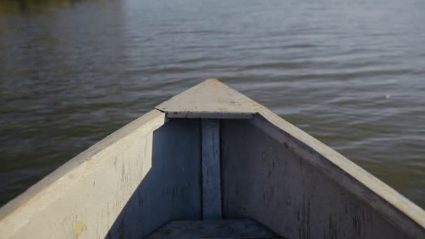 First person pohled na dřevěné rybářské lodi — Stock video