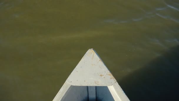 Barco navegando a través de agua contaminada — Vídeos de Stock