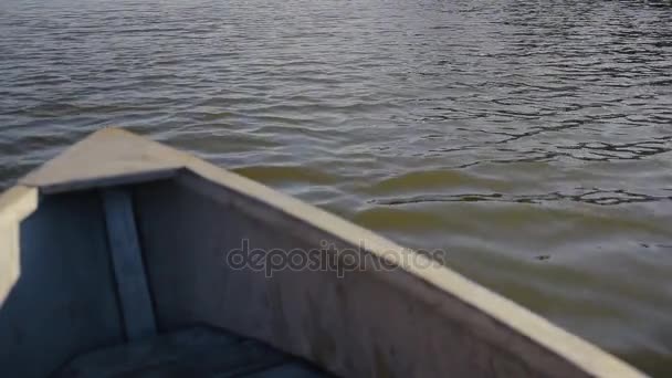 arrière du bateau coupe à travers la surface 